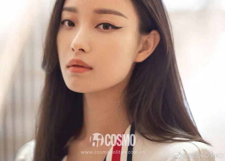 小猫眼眼线也是妆容的一大特色,让倪妮的双眼看起来性感又有魅力.