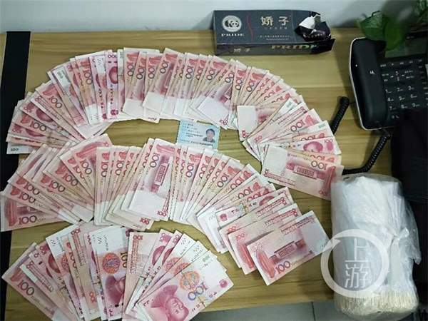 背了半天的包里突然多出一万块钱男子的举动让人点赞