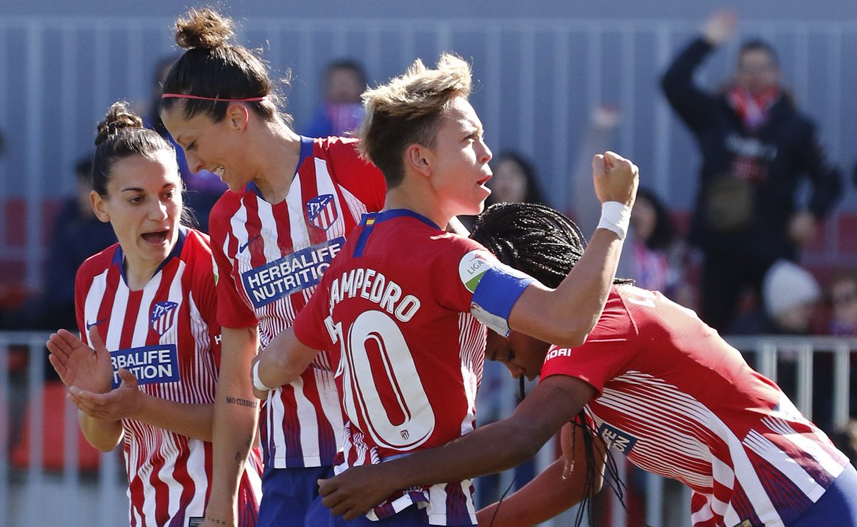 马竞球迷抗议为何女足的传奇们无缘俱乐部百场长廊