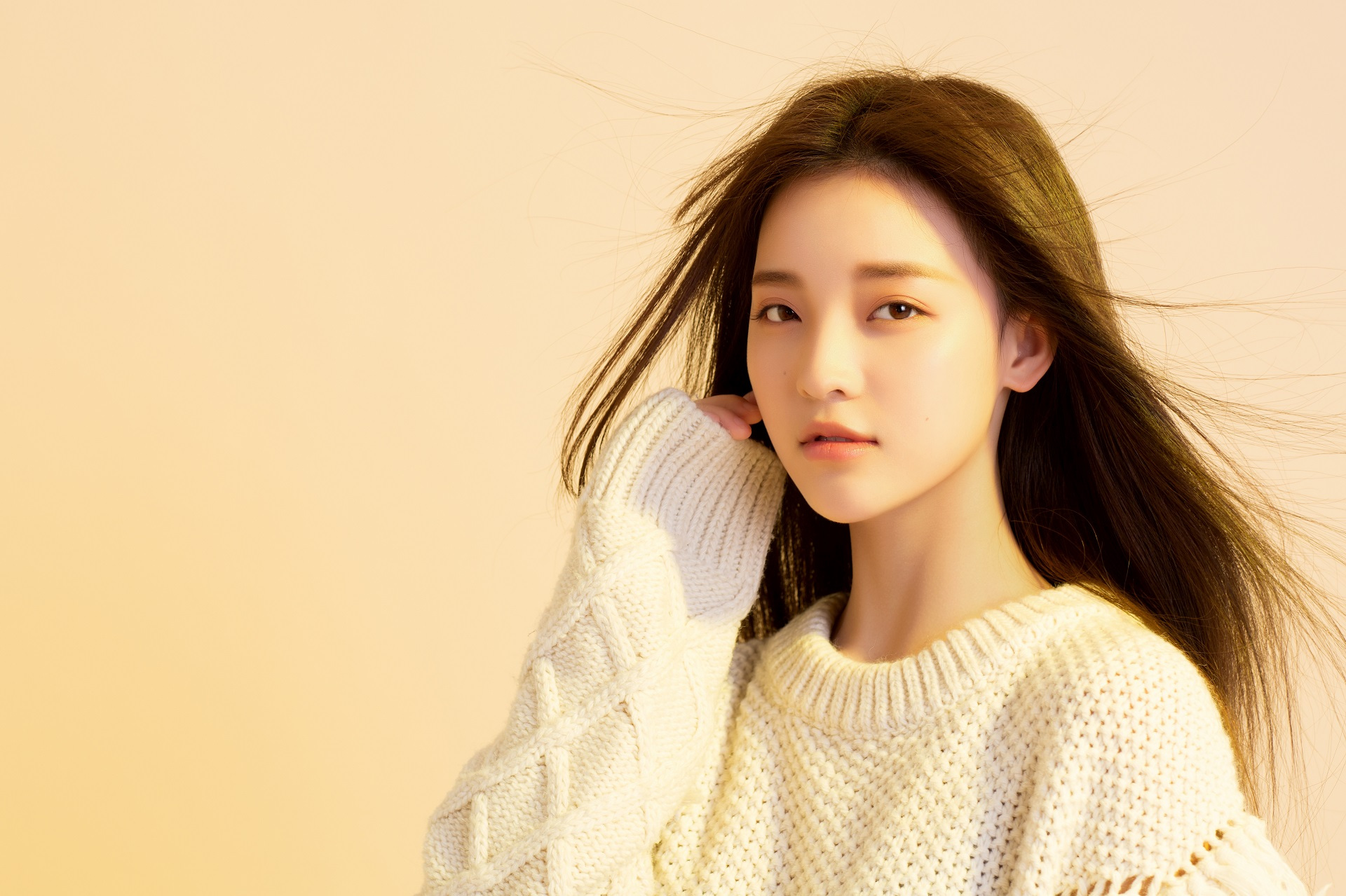 曾雪瑶白色情人节写真来袭长发飞扬眉目含情