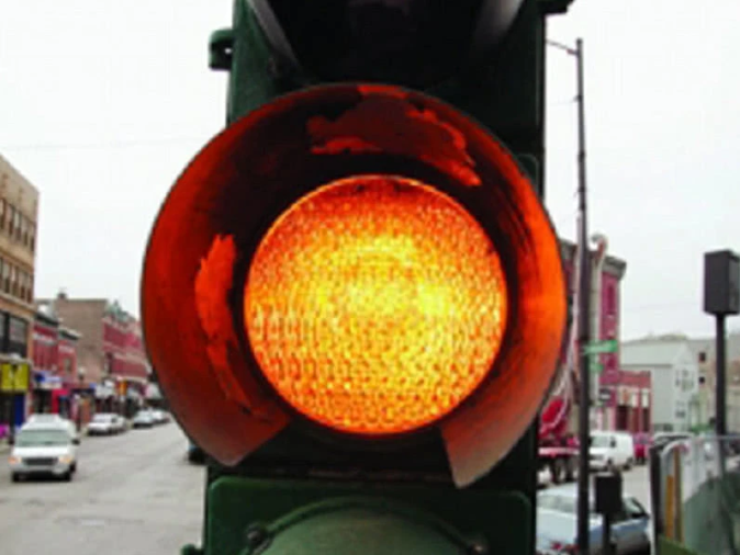 黄灯亮起时刚好过线,算不算闯红灯?可能很多司机都理解错了