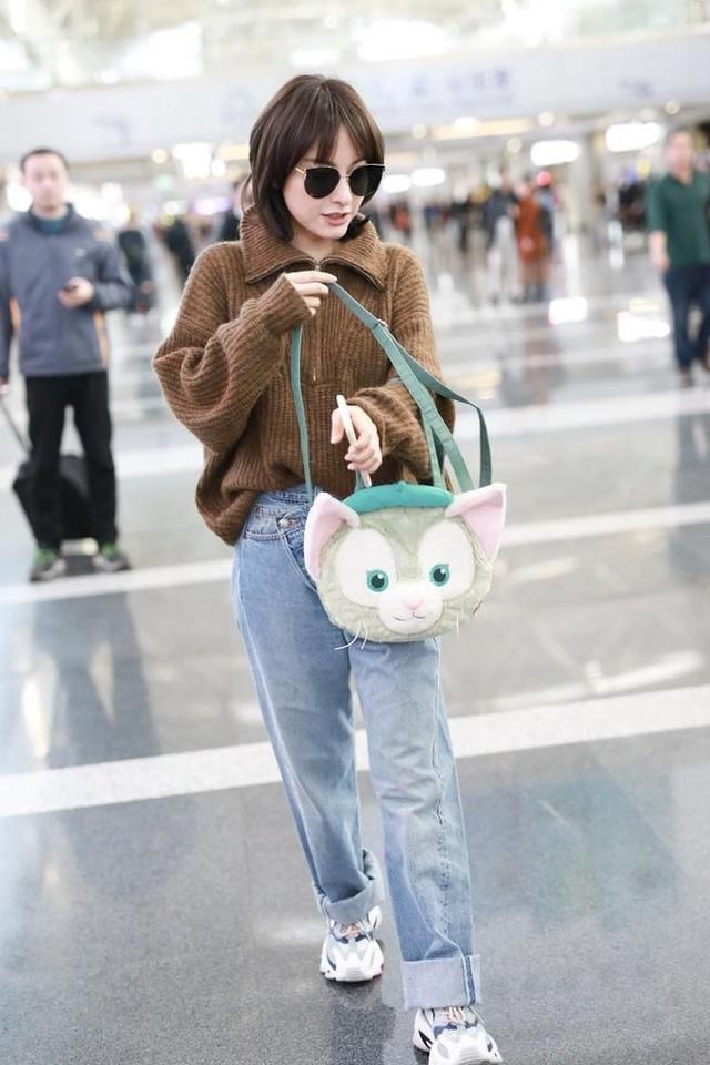 吴昕日常很休闲,四千多的裤子没有三百多的包抢眼,可爱又时尚