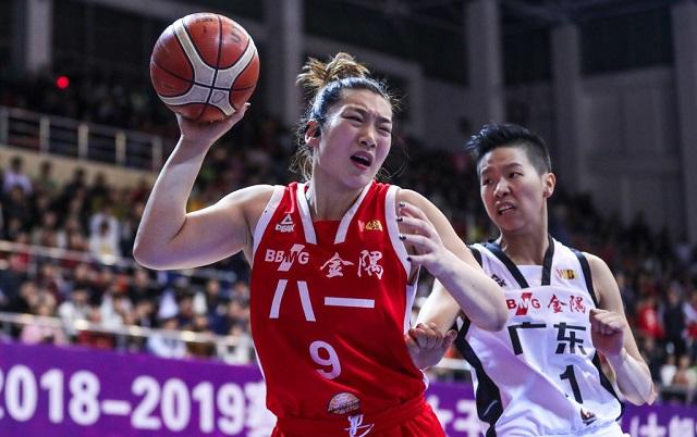 竖中指挑衅球迷遭禁赛,回归砍22分9篮板,她才是广东夺冠拼图!