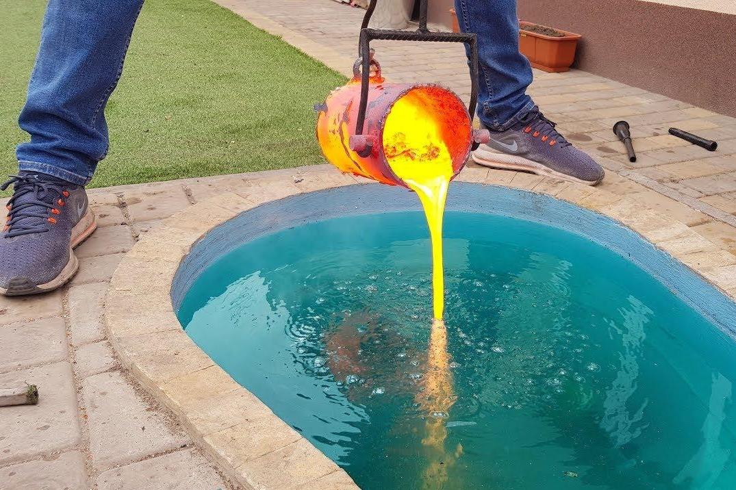 老外把一桶岩浆倒进水池里,场面直接失控,最后意外得到个艺术品