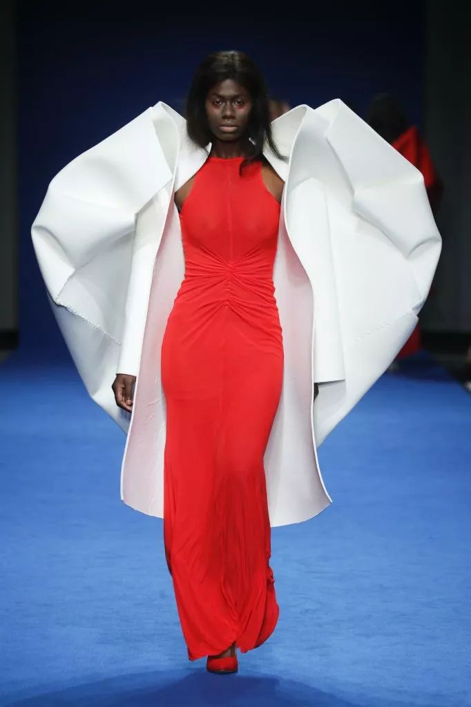 当设计不再被身体线条而束缚你就离超现实主义不远了