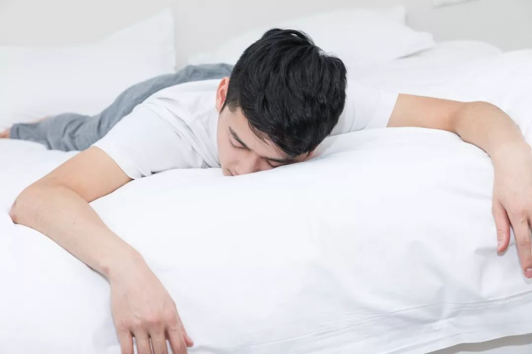 周末补觉能还睡眠债假的研究证明害处比熬夜更大