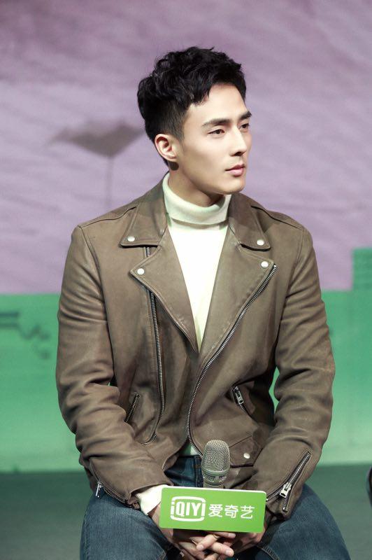 裴子添阳光现身《新白娘子传奇》发布会,法海抱紧禅杖变身"法棍cp"