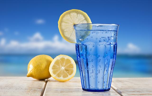 喝水喝出健康,水人一天需要喝几杯?__凤凰网