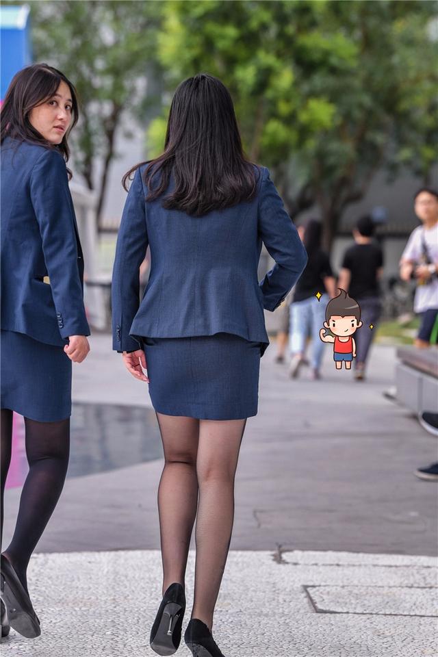 街拍:年轻的黑丝制服高跟小姐姐,经典永恒