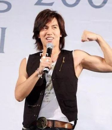 言承旭逆颜生长42岁大胸肌麒麟臂不愧是少女收割机