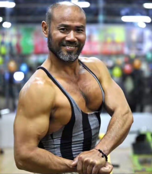 也正是因为他健美的特长 被张纪中选中参演了98版 《水浒传》 从此