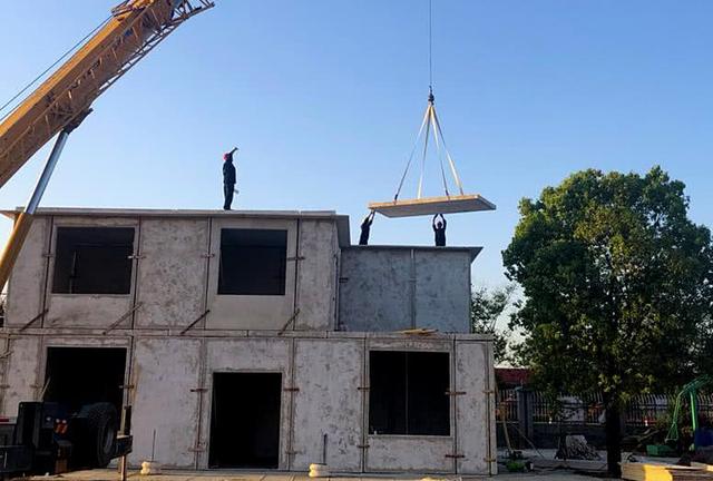 星河装配式建材快速建房第二天 二楼顺利封顶