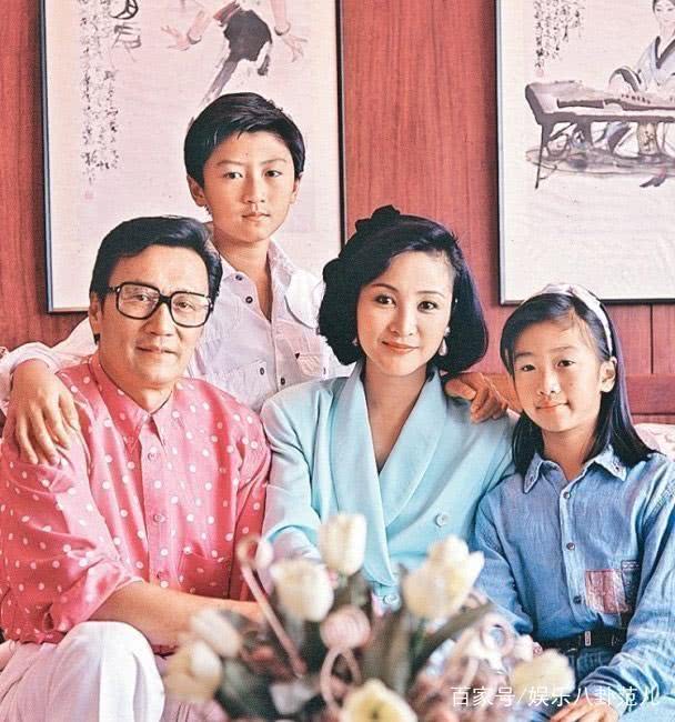 谢霆锋66岁妈妈仍美貌比张柏芝王菲漂亮小老公比谢贤帅