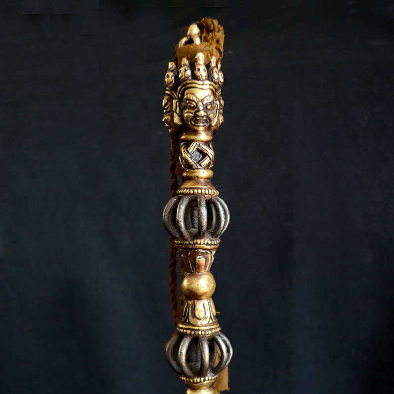 这是一个生铁做的普巴金刚橛.