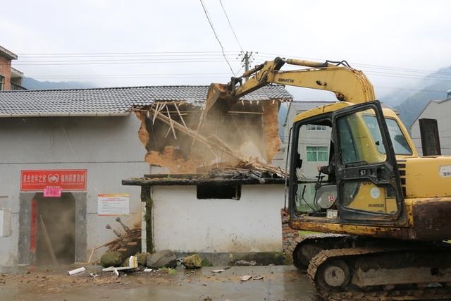 地基鬆軟,是一處地質災害點,隨時可能發生山體滑坡,泥石流等自然災害