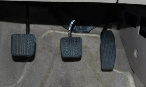 豪车用地板式油门,普通车用的是悬吊式,为何会有这么大差异?