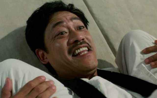 他是成龙的带头大哥79岁坐拥十几处豪宅却坚持不用替身