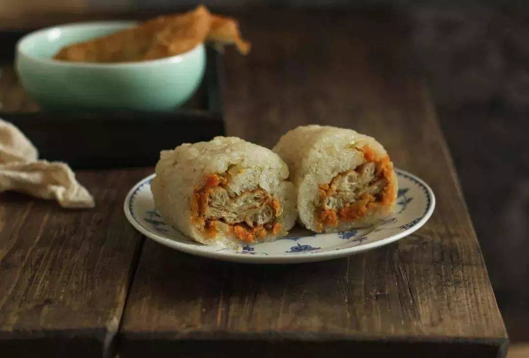 雪里蕻咸齑和水磨年糕是宁波美食的两大特产,结合在一起滋味更是鲜美