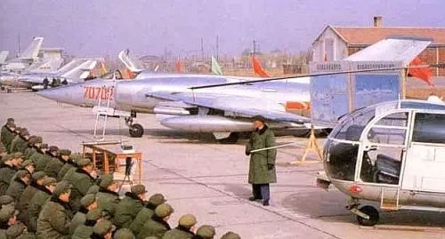 如何评价中国空军的老将:强-5攻击机?答案:空地一体,攻防兼备!_凤凰网