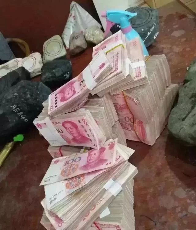 小伙提一麻袋现金现场赌石手镯取到手软