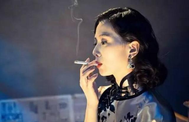 旧上海抽烟斗的女人图片