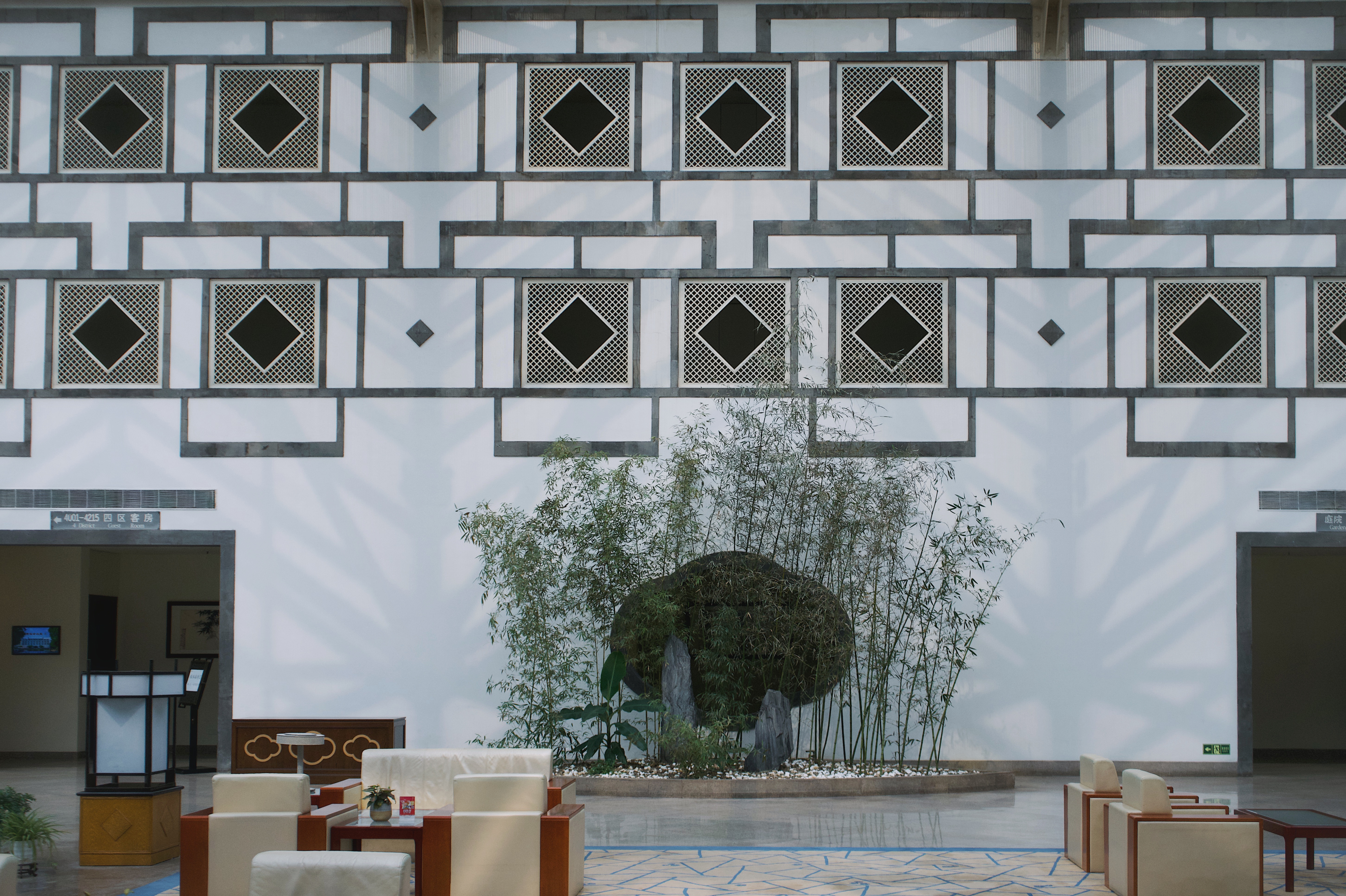 由他主持设计的香山饭店的多位工作人员称,今天(5月17日)他们得知