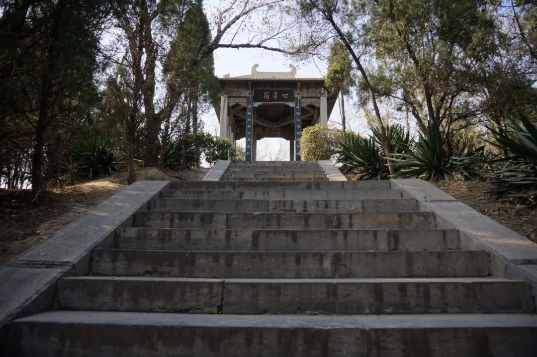 摘星台公园不得不看下扯淡碑,这碑看名字就很有意思,"扯淡"二字让人