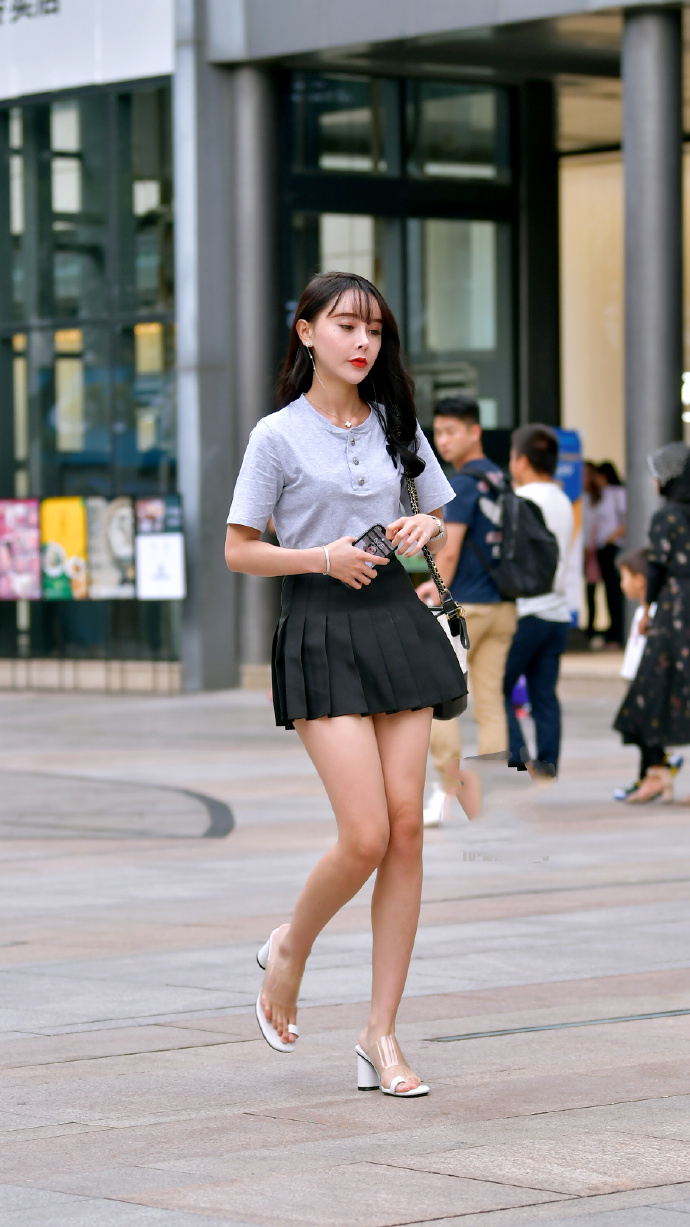 减龄又时髦的百褶短裙,穿在大长腿小姐姐身上,美的效果不要太好