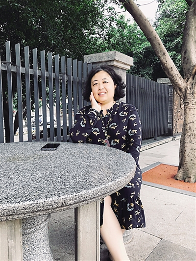 张翠艳她是个娇小的女孩,我刚刚接手这个班时,就感觉到了她的与众不同