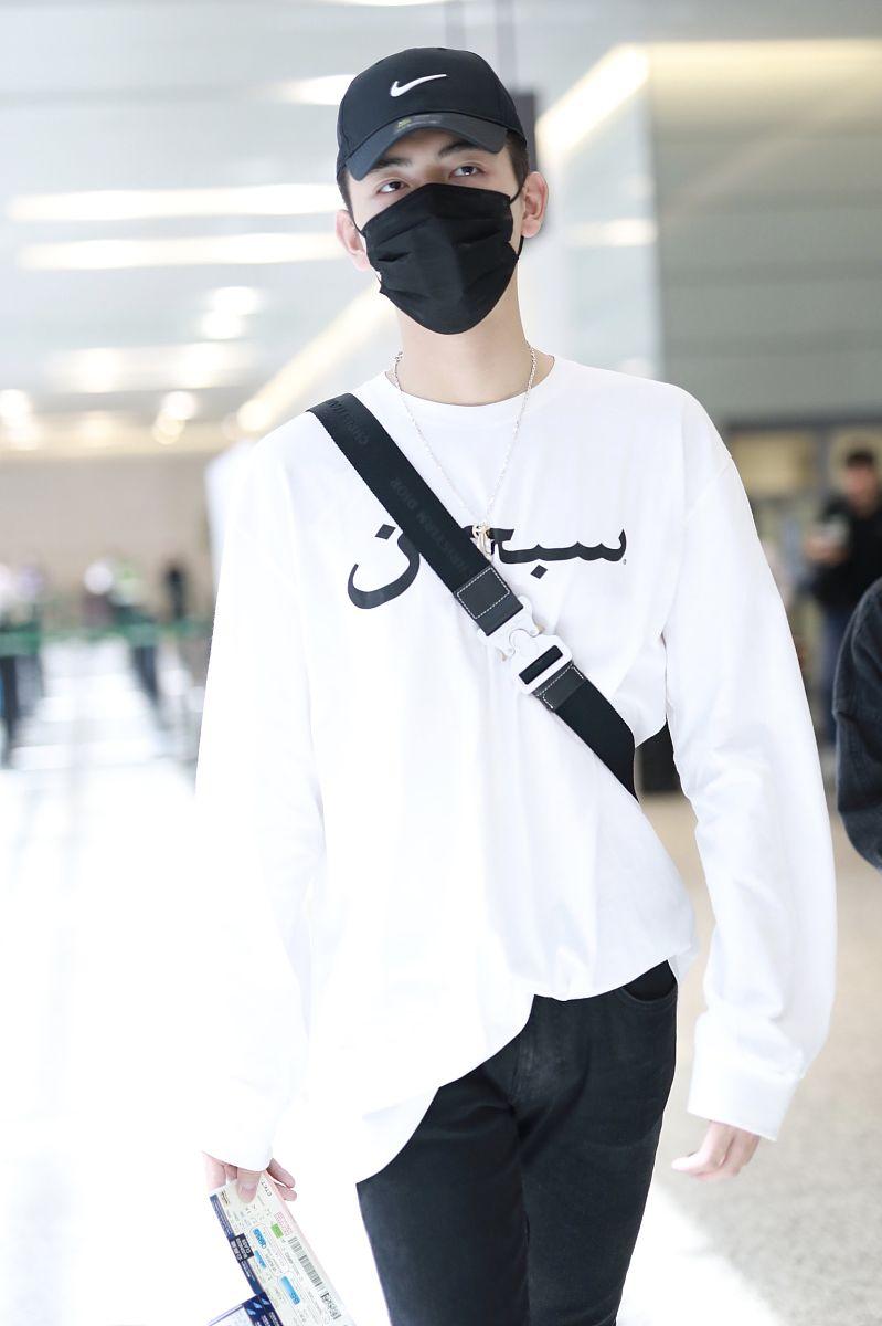 陈飞宇白衣黑裤简约装扮亮相,宛如行走的腿精__凤凰网