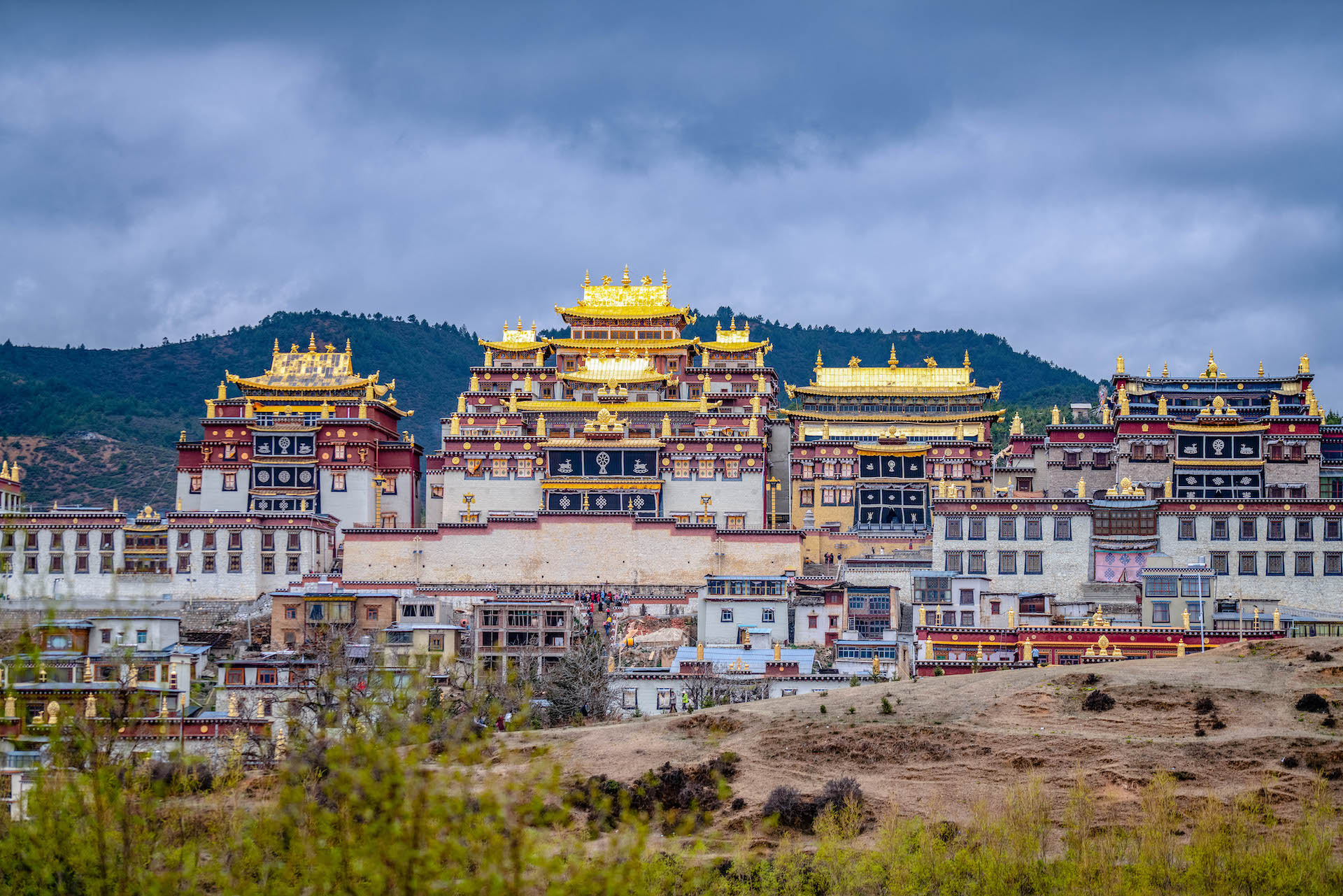 这座高原寺院是云南最大藏传佛寺庄严壮美被称小布达拉宫