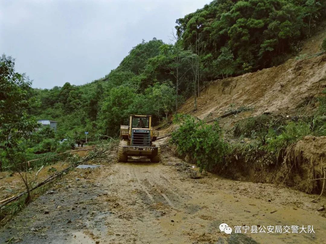 实时路况田蓬镇康家寨至广西交界处路段道路塌方