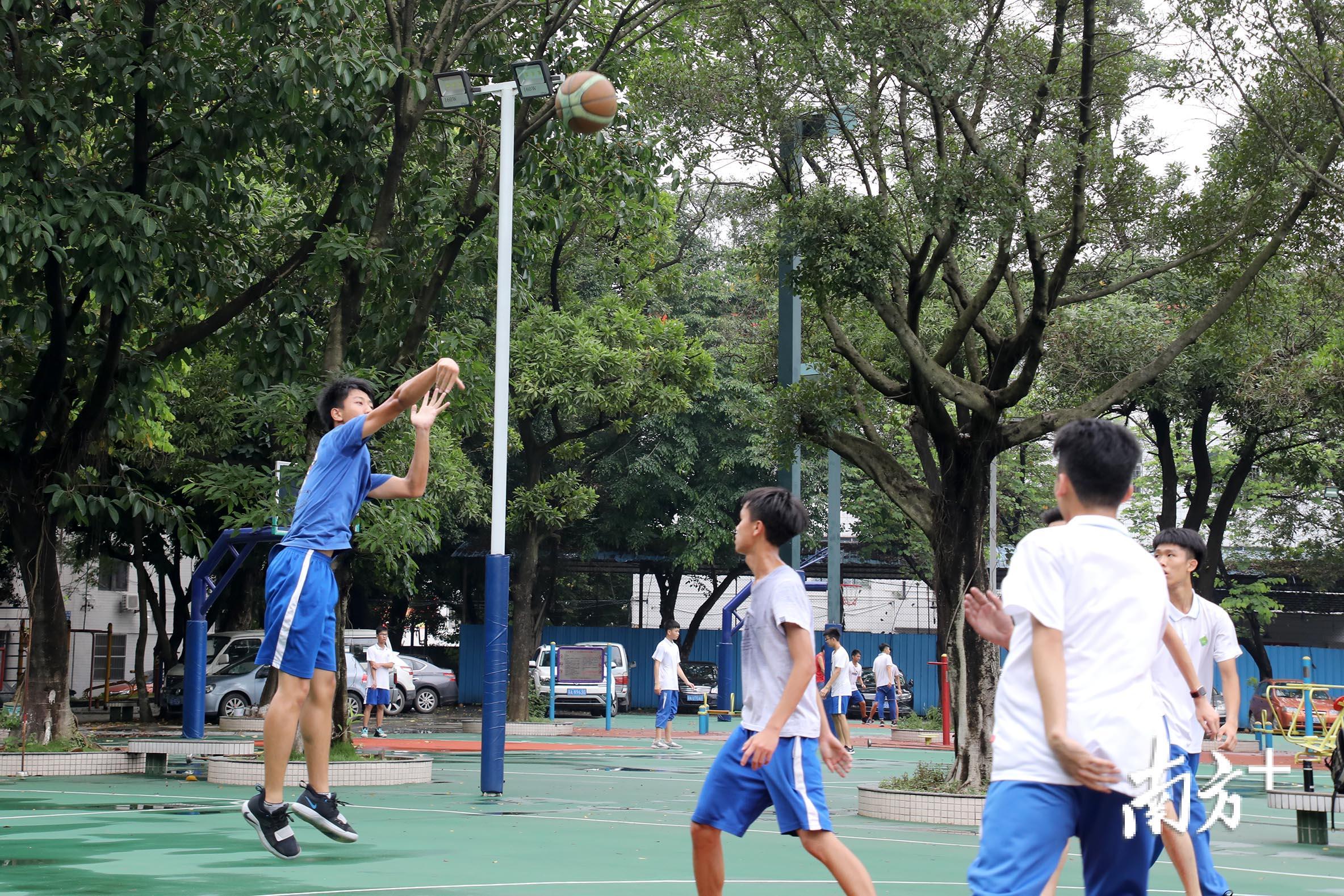 广州大同中学学生在打篮球.