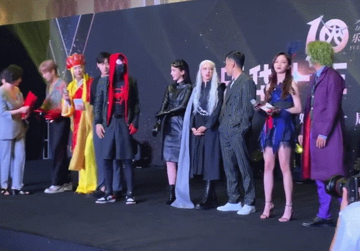 乐华年会孟美岐吴宣仪程潇三人首次合体服装造型一个比一个惊艳