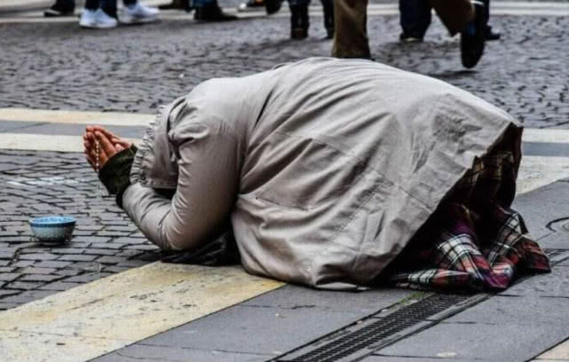 女子街头遇乞讨"强讨",并称:不给钱不让走,其做法让人解气!