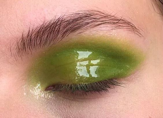 教你美这么画肯豆同款的绿色眼影既清新脱俗又性感狂野