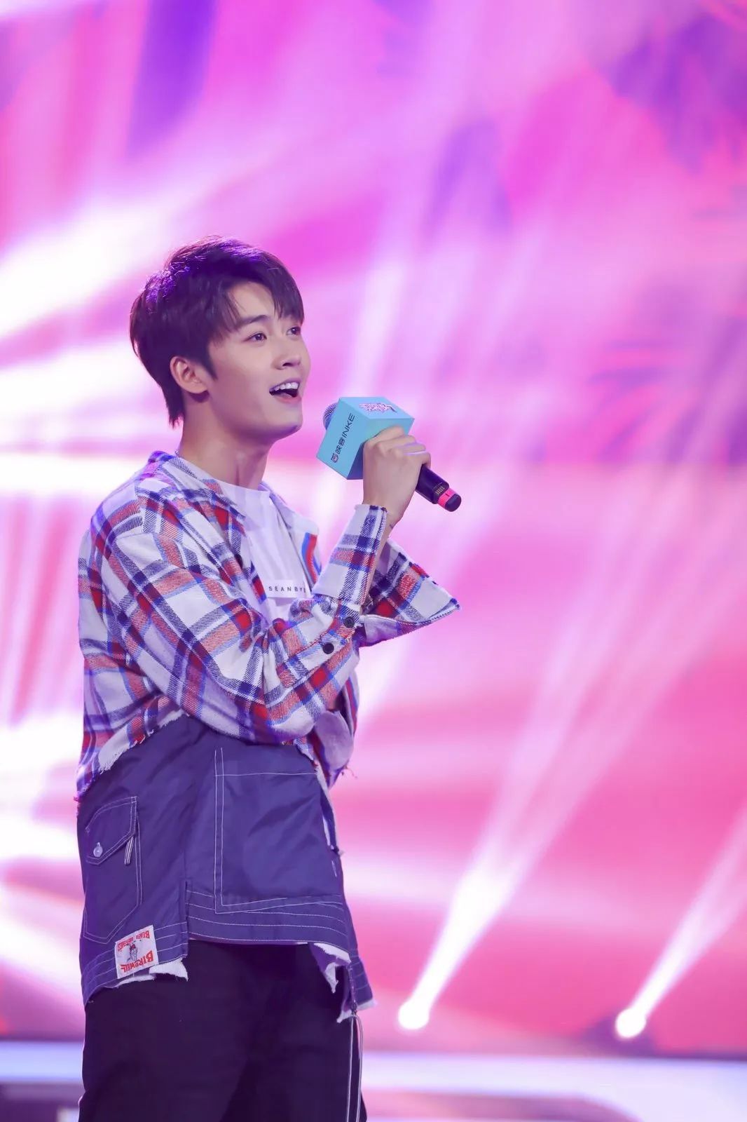 超模张丽娜演绎《时尚芭莎》毛怡月亮相时装周 刘宇航出席时尚活动