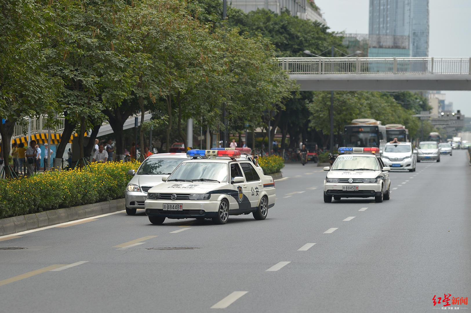 燃爆成都街头上演车辆追逐大片原来是交警在演练