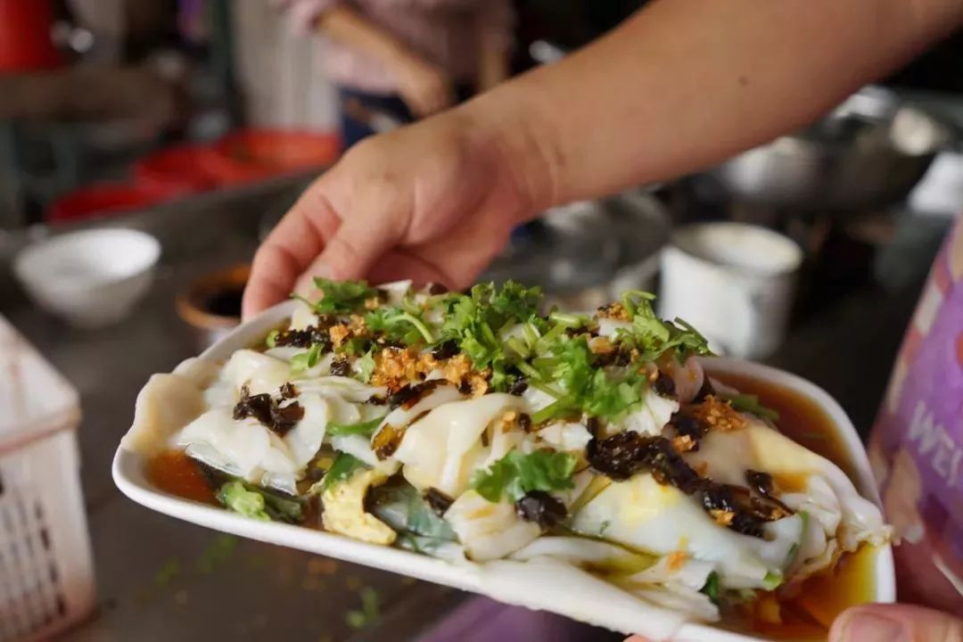 乌弟石磨肠粉店里,十元一份的蛋肉肠粉,满满当当一大份,蛋肉分明,面上