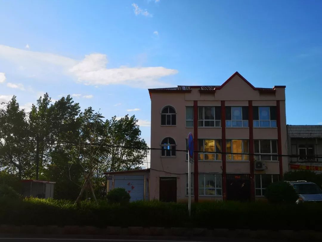 精品抓取 正文 ▲5月23日,刘立家的别墅房门紧闭,与旁边2层的民房相比