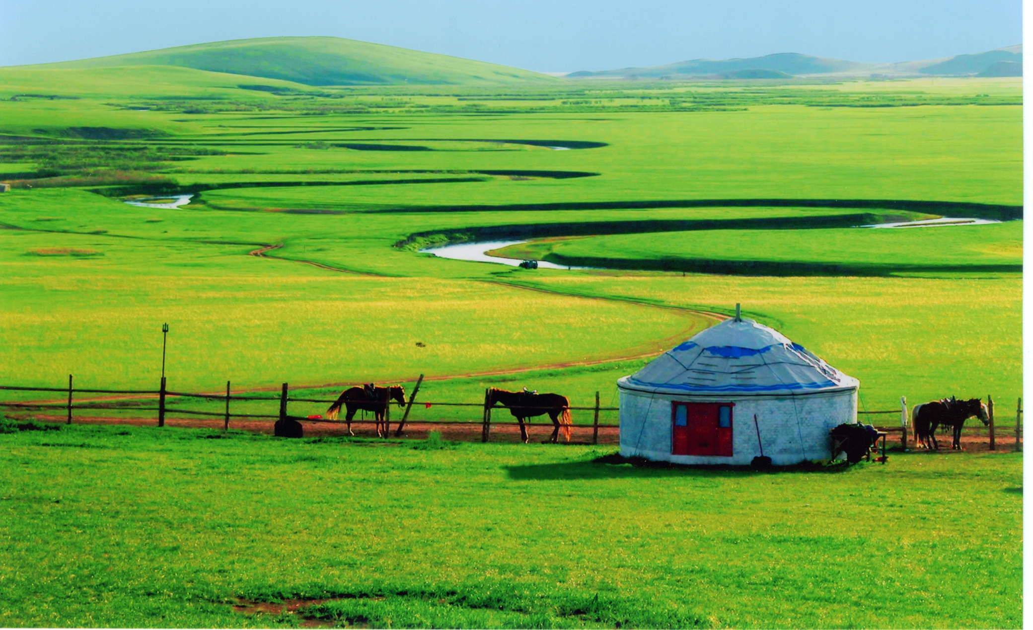 内蒙古旅游旺季来临换种方式骑着马儿游草原