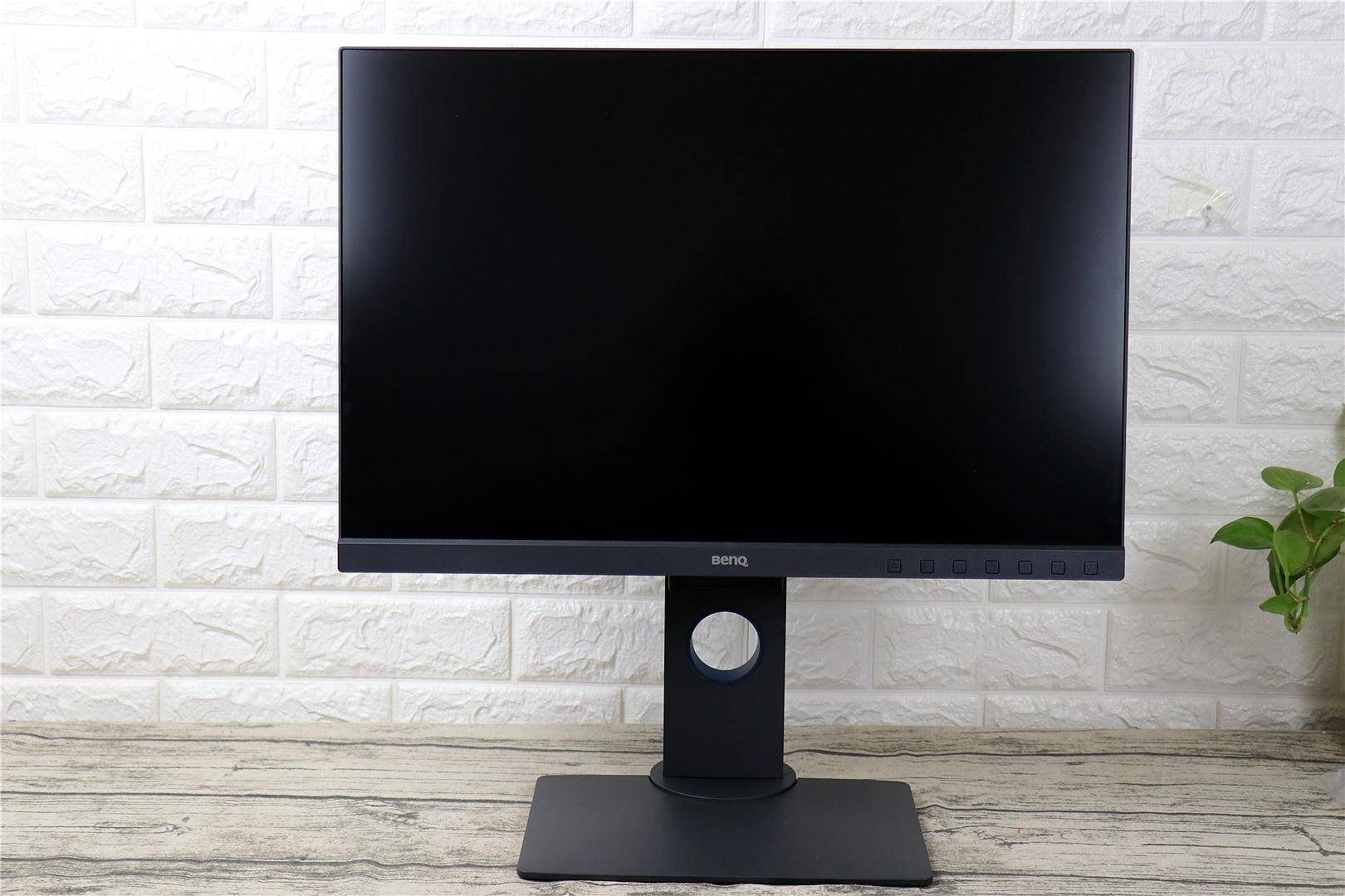 明基sw240支持90度;旋转和各种角度调整,以及调整显示器的高度.