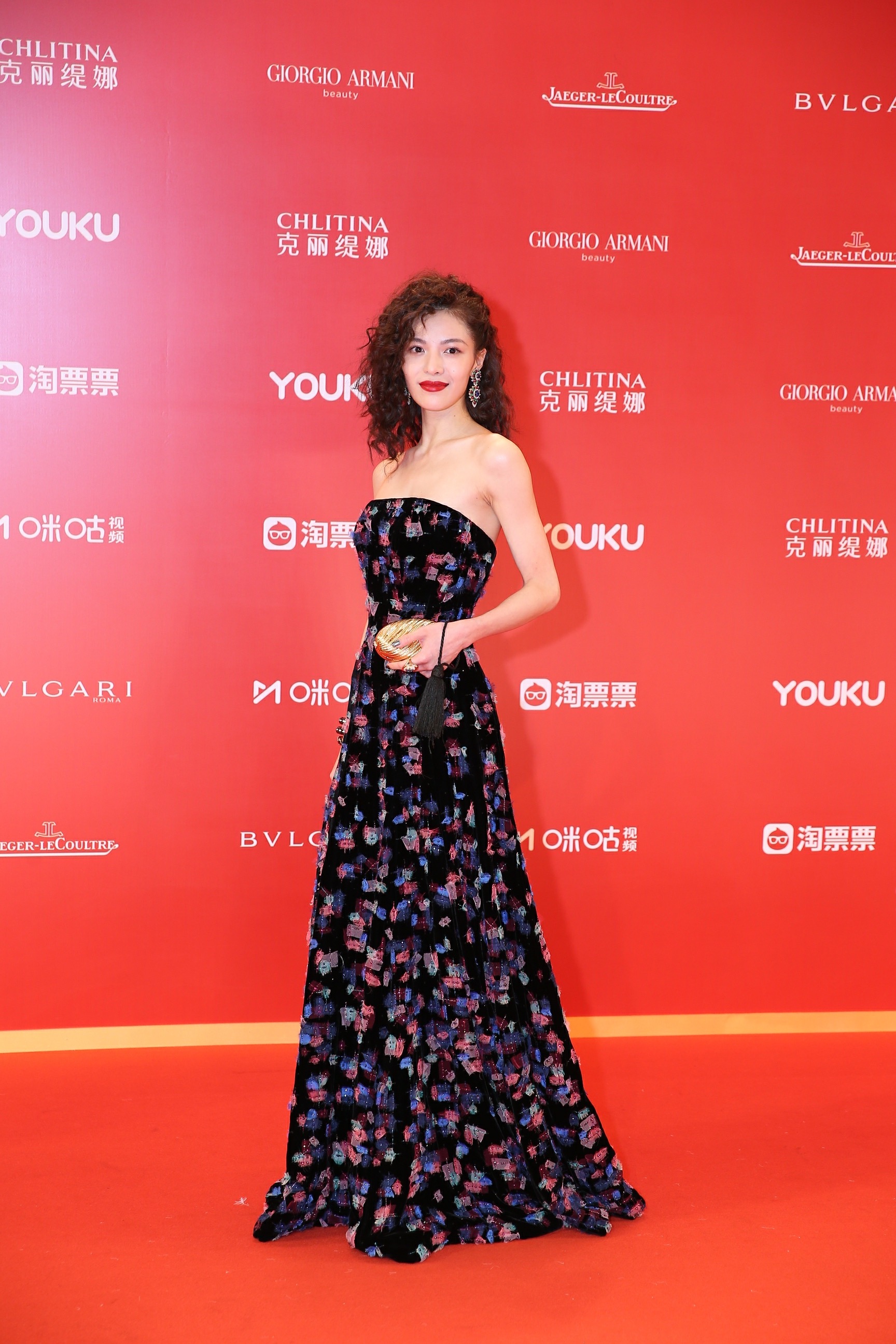 温婉中释放野性之美,礼服完美显露钟楚曦的直角肩与天鹅颈,令人艳羡