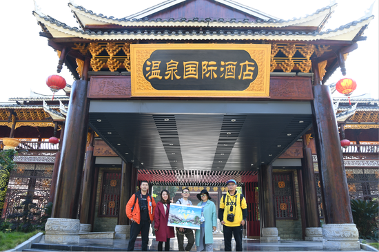 部分大v在剑河温泉国际酒店前合影本次周末贵州活动主题为"剑河温泉大