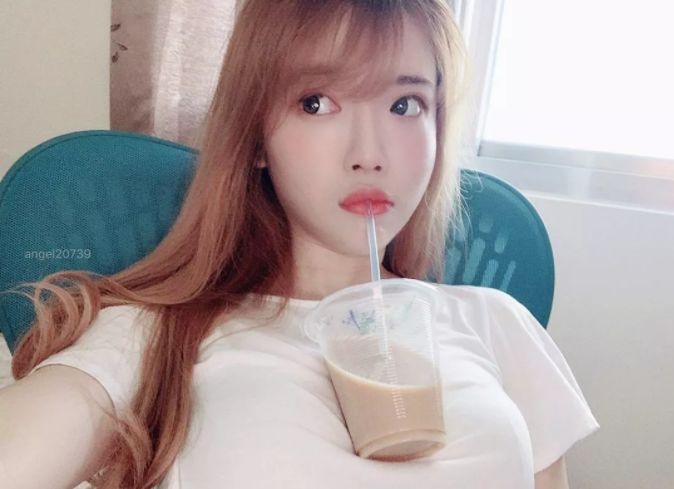 用胸夹杯喝奶茶女人红脸男人遮眼的骚操作