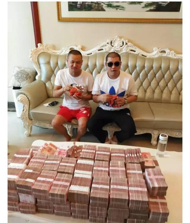 主播二驴办微商晚会李宇春林志颖登台献歌当晚销售4000万