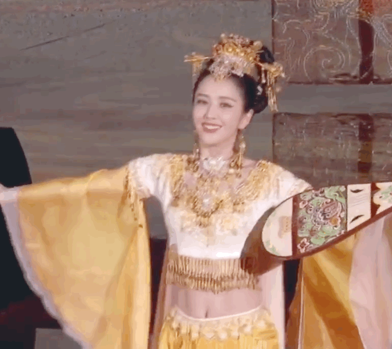 佟丽娅在2018年华表奖上表演了华彩辉煌的敦煌飞天舞《远航》,再次