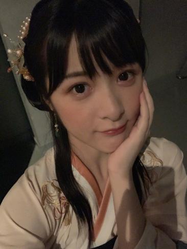 周星驰义女公开晒下蹲照引热议,观众:多发些这样的照