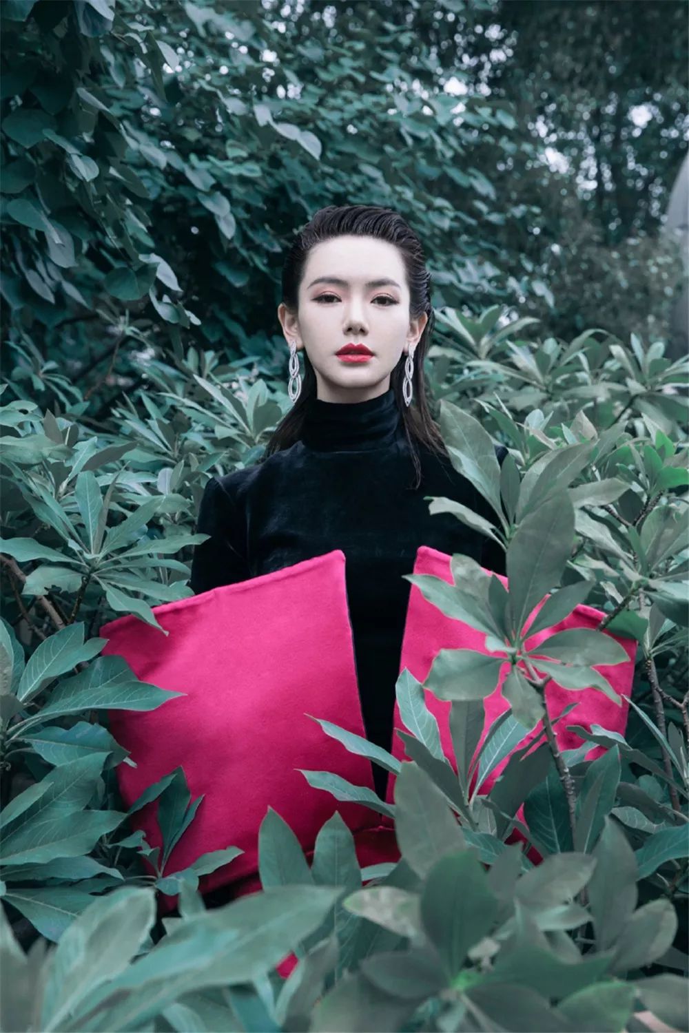 戚薇又换新发型穿个性潮装登封面时髦前卫一头凌乱短发好帅气