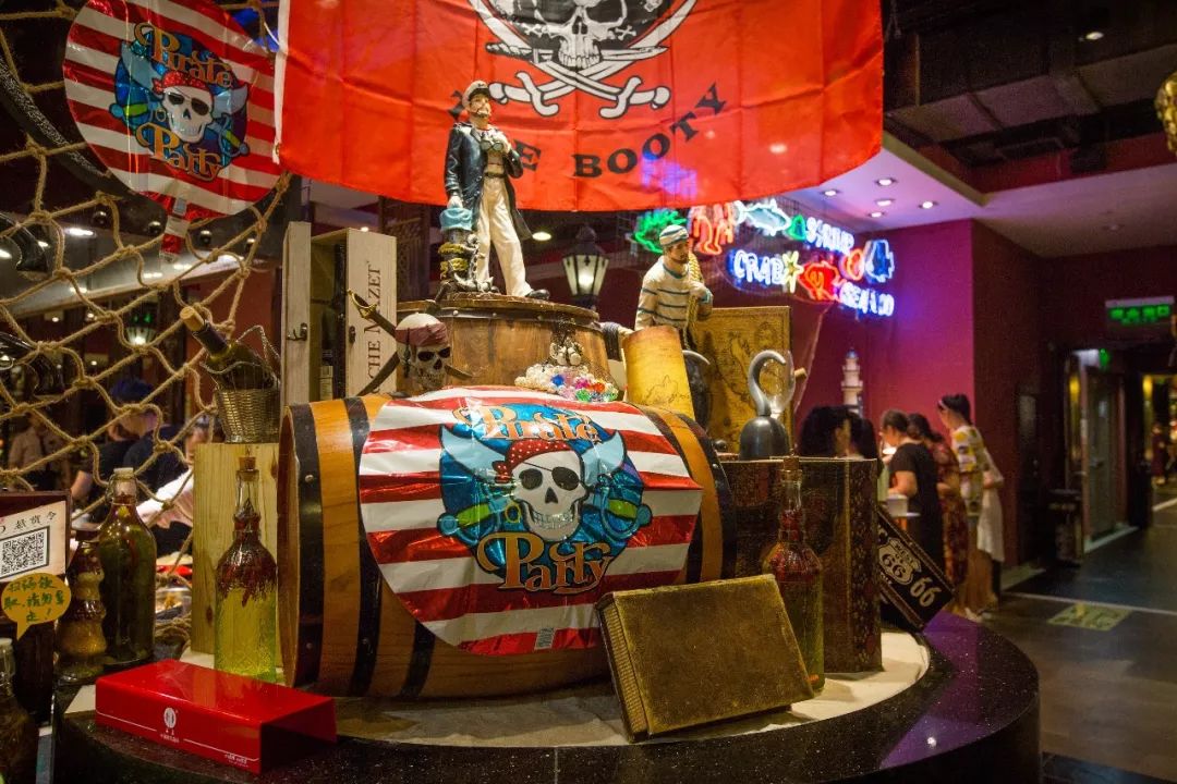 除了进门处的海盗船布置,还会有chris船长,不定时在餐厅和大家互动